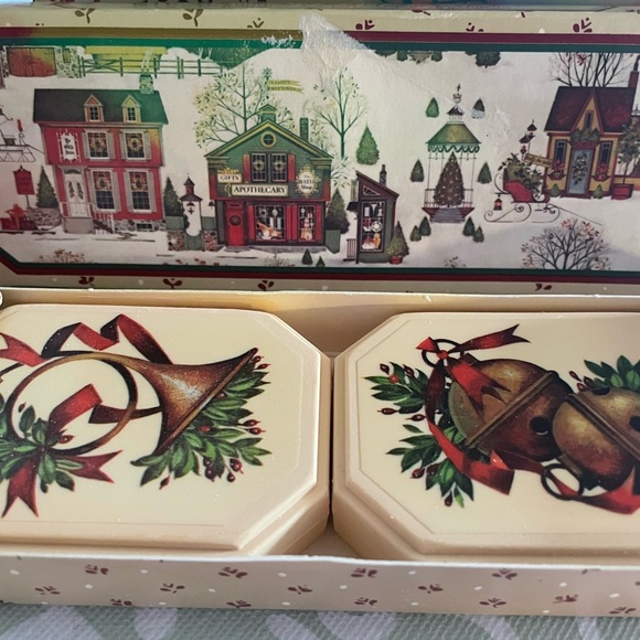 Four sets of Christmas Avon soaps, plus orchid soap selling altogether - Picture 2 of 8